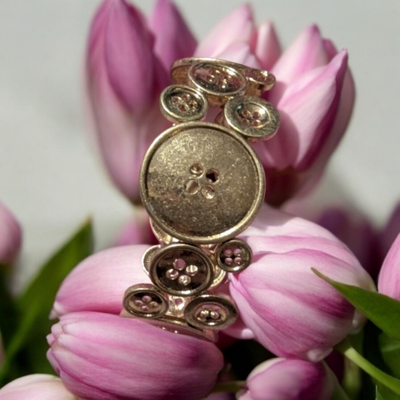 ** Giveaway** NWOT Gold Tone Button Stretch Bracelet - Picture 1 of 5